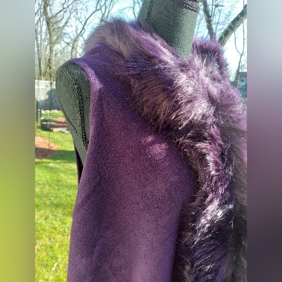 🌱🌾BEAUTIFUL Wrap Vest Deep Grape Color with faux fur accents 😲 - Picture 3 of 10